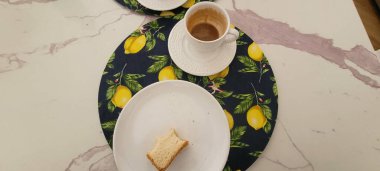 Kahve fincanında tostlu kahvaltı.