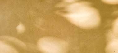 Sarı arkaplanlı güneş ışığı gölgeleri