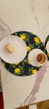 Kahve fincanında tostlu kahvaltı.