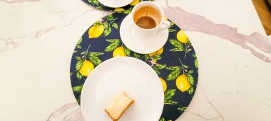 Kahve fincanında tostlu kahvaltı.