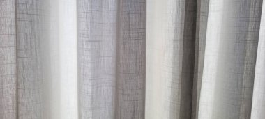 Güneş ışığı ve gölgeli beyaz perde