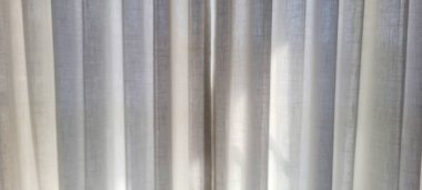 Güneş ışığı ve gölgeli beyaz perde