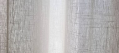 Güneş ışığı ve gölgeli beyaz perde