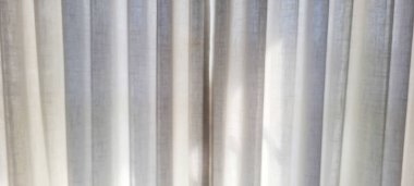 Güneş ışığı ve gölgeli beyaz perde