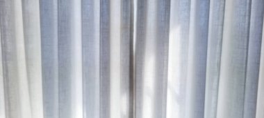 Güneş ışığı ve gölgeli beyaz perde