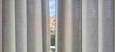 Güneş ışığı ve gölgeli beyaz perde