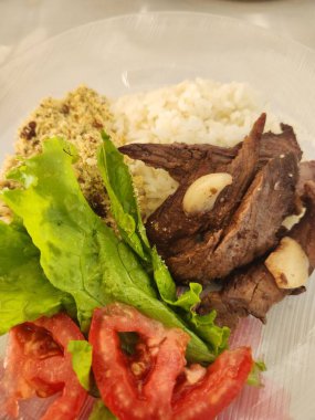 Geleneksel Brezilya et, pirinç ve salata tabağı
