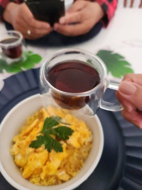 Kuskus yumurtalı ve peynirli kahvaltı masası.