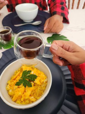 Kuskus yumurtalı ve peynirli kahvaltı masası.