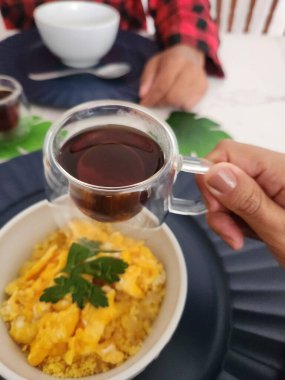 Kuskus yumurtalı ve peynirli kahvaltı masası.