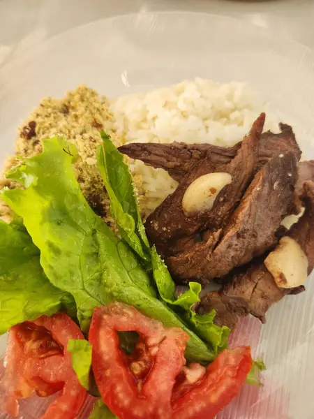 Geleneksel Brezilya et, pirinç ve salata tabağı