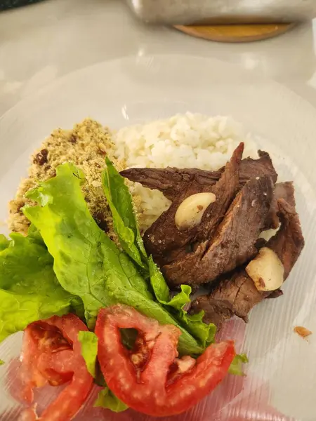 Geleneksel Brezilya et, pirinç ve salata tabağı