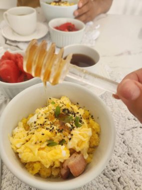 Kuskus yumurtalı ve peynirli kahvaltı masası.