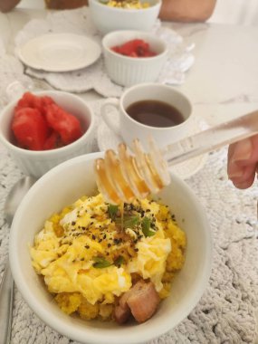 Kuskus yumurtalı ve peynirli kahvaltı masası.