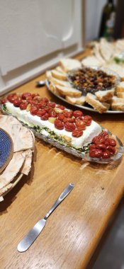 Ekmek ve el yapımı çanak çömlekli tipik Arap yemekleri.