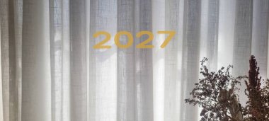 2027 'de yazılmış güneş ve gölge perdesi.