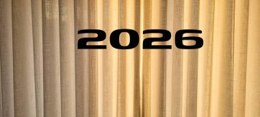 Perde 2026 'da yazılmış güneş ışığıyla aydınlandı.