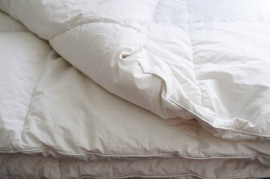 Katlanmış rahat yorgan.