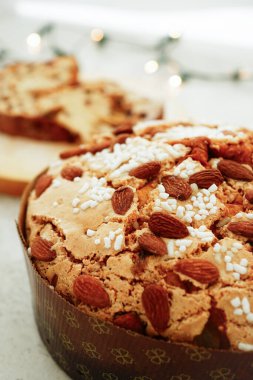 Panettone cam alle mandorle (İtalyan geleneksel badem panettone )