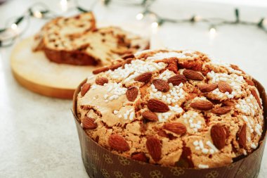 Panettone cam alle mandorle (İtalyan geleneksel badem panettone )
