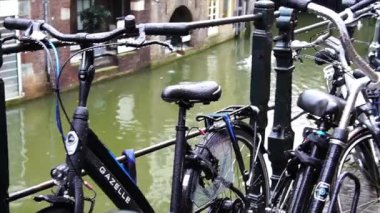 Bisiklet manzarası ve Hollanda 'daki Utrecht Kanalı