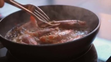 Kızartma tavasında Gambas al jillo (İspanyol sarımsaklı karides) pişiriyorum.