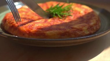 İspanyol omleti servis eden kadın (tortilla de patatas))