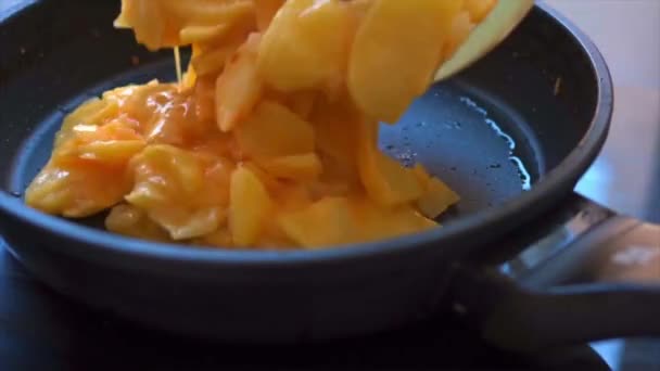 Шеф Кухар Який Змішує Смажену Картоплю Яйцями Щоб Зробити Іспанський — стокове відео