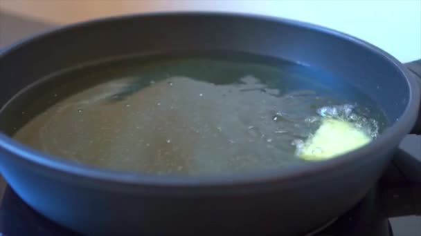 Chef Fritando Batatas Fatiadas Óleo Para Fazer Uma Omelete Espanhola — Vídeo de Stock