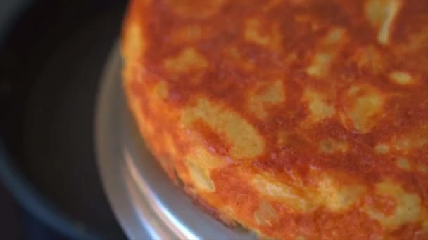 Rzucanie Hiszpańskim Omletem Tortilla Patatas Patelnię — Wideo stockowe
