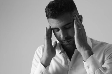 Sakallı, stresli, beyaz arka planda poz veren genç bir adam. Yüksek kalite fotoğraf,