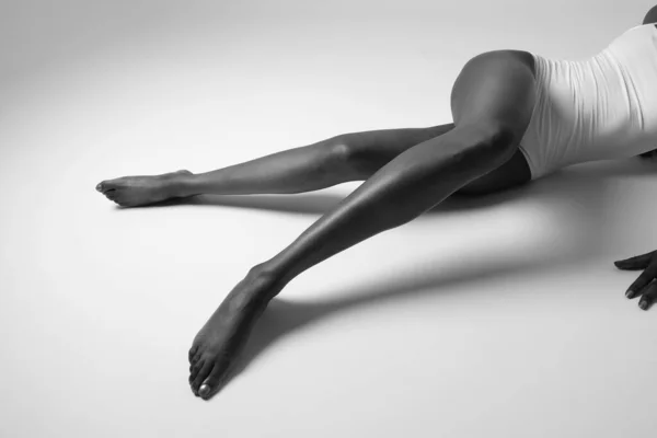 白い背景に美しい足を持つ若い女性 クローズアップ バナーコラージュ 高品質の写真 — ストック写真