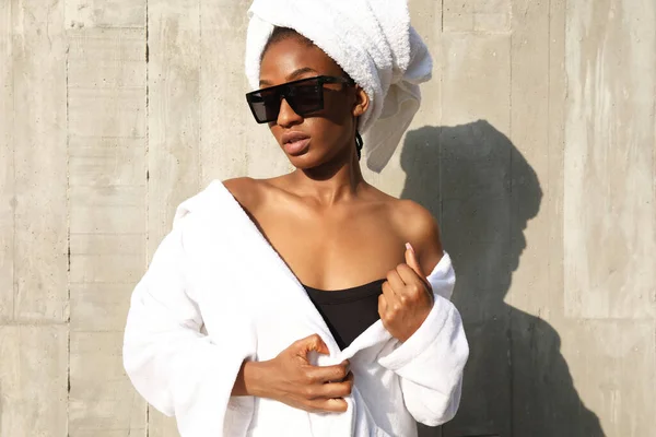 非洲裔美国女青年的画像 裹着白毛巾 在户外摆姿势 高质量的照片 — 图库照片