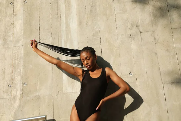 Portrait Jeune Femme Afro Américaine Avec Longues Tresses Posant Plein — Photo