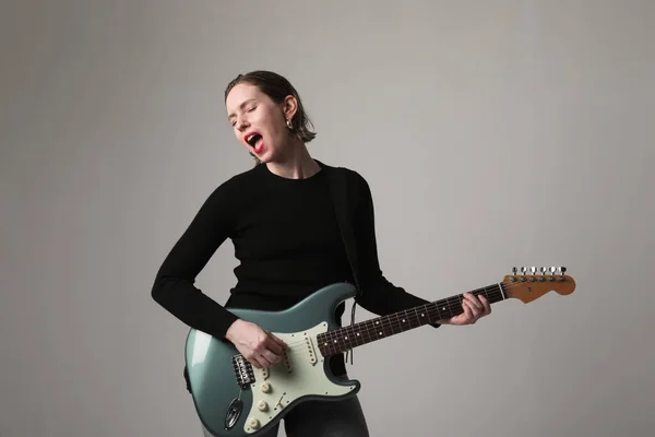 Wanita Muda Luar Biasa Dengan Gitar Listrik Berpose Atas Dinding — Stok Foto