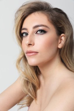 Kameraya bakan genç bir kadının dikey portresi. Siyah ve beyaz. Yüksek kalite fotoğraf.