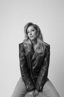 Kapalı mekanda poz veren genç ve güzel bir kadın. Siyah ve beyaz model. Yüksek kalite fotoğraf.