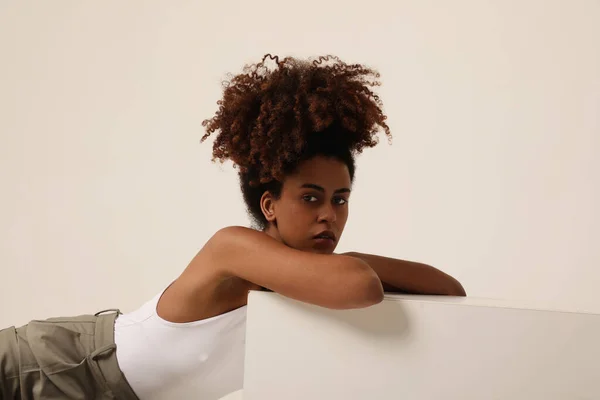 Portré Afro Haj Mosolygó Fehér Fal Háttér Kiváló Minőségű Fénykép — Stock Fotó