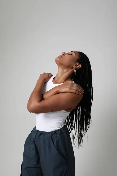 Potret Vertikal Wanita Muda Afrika Amerika Dengan Kepang Gelap Panjang — Stok Foto