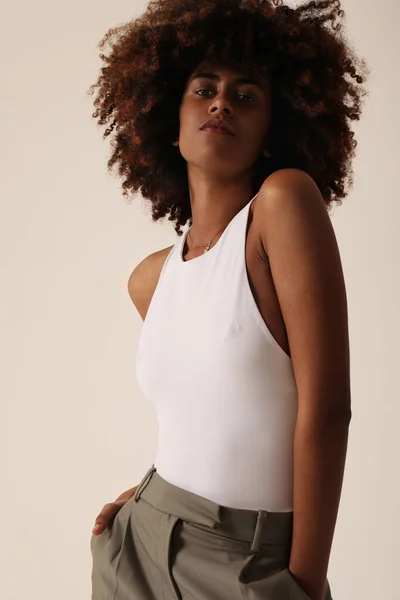 Retrato Vertical Mulher Jovem Com Cabelo Afro Posando Fundo Parede — Fotografia de Stock