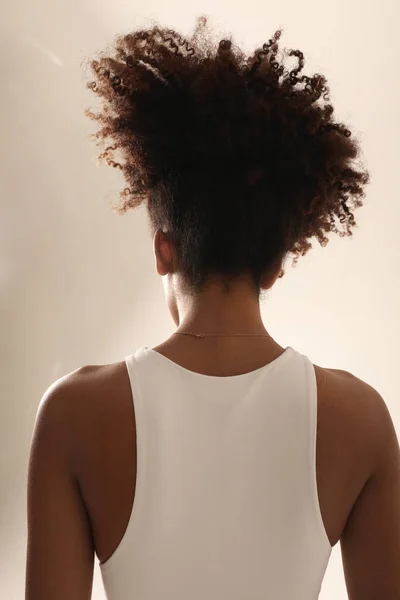 Вид Сзади Молодую Женщину Афроволосами Позирующую Фоне Белой Стены Высокое — стоковое фото