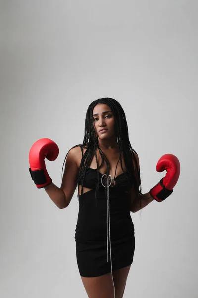 Mächtige Frau Junge Afroamerikanerin Mit Rotem Boxer Posiert Drinnen Hochwertiges — Stockfoto