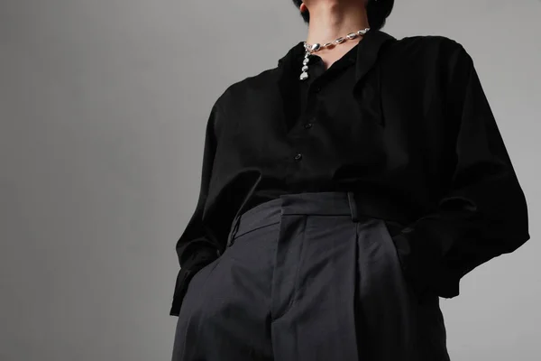 Ausgeschnittenes Porträt Eines Jungen Mannes Schwarzer Kleidung Der Drinnen Posiert — Stockfoto