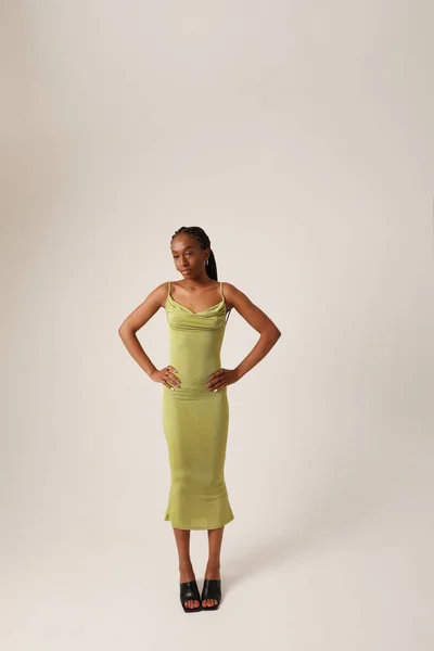 Молода Модна Сексуальна Афро Жінка Чорній Сукні Вертикальний — стокове фото