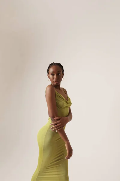 Молода Модна Сексуальна Афро Жінка Чорній Сукні Вона Позує Білому — стокове фото