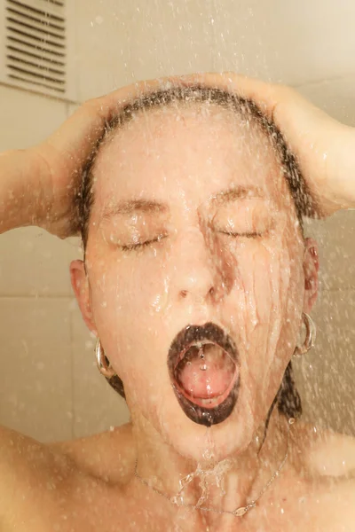 Schöne Und Junge Frau Unter Der Dusche Gesunder Lebensstil Vertikal — Stockfoto