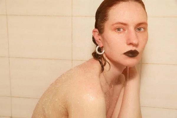 Mulher Bonita Jovem Tomando Banho Estilo Vida Saudável Vertical Foto — Fotografia de Stock