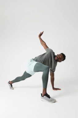 Atletik adamın kas egzersizi yaparken çekilmiş fotoğrafı. Dikey maket. Yüksek kalite fotoğraf.