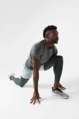 Atletik adamın kas esneme egzersizleri yaparken dikey fotoğrafı. Model-up. Yüksek kalite fotoğraf.