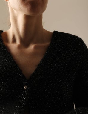 Kendine güvenen genç bir kadının dikey portresi. Yüksek kalite fotoğraf.